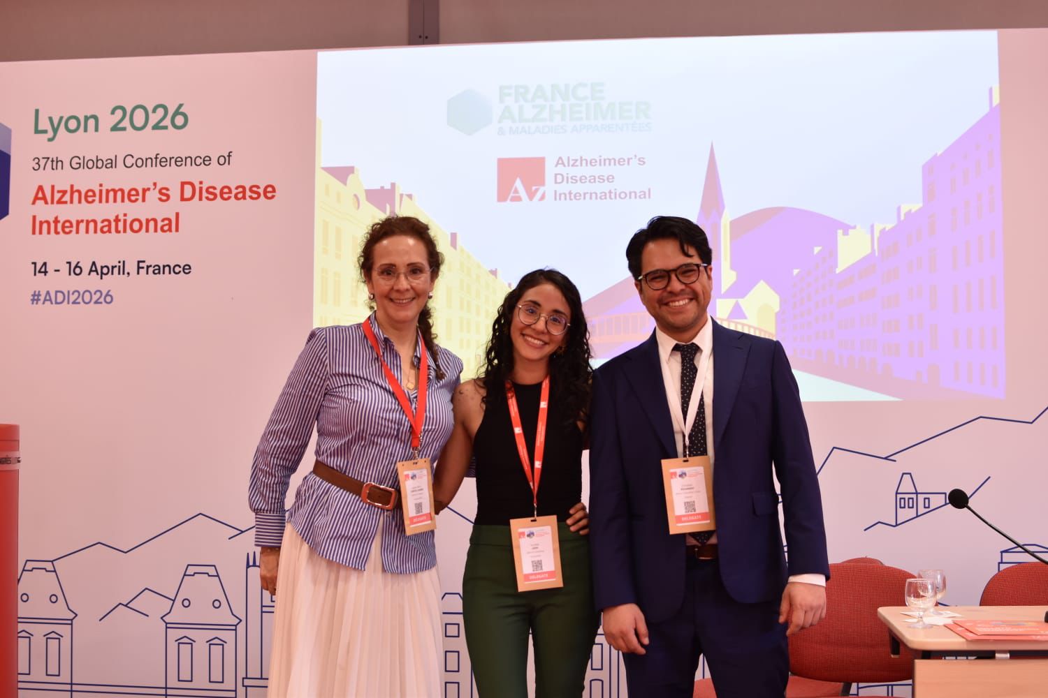 Foto grupal frente al fondo oficial de ADI Lyon 2026