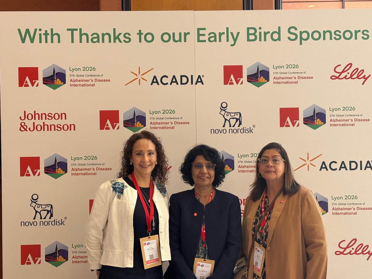 Foto de participantes frente al fondo oficial de ADI Lyon 2026